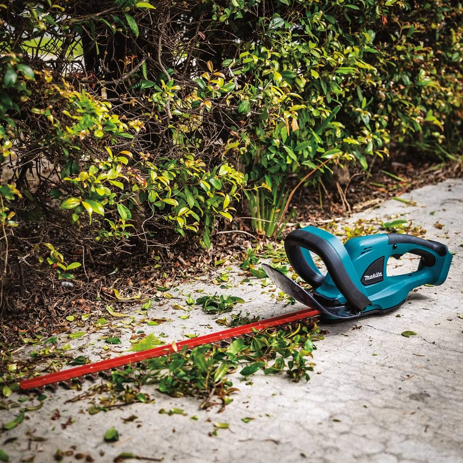 18V HEDGE TRIMMER KIT BATTERY & CHARGER - Image 3